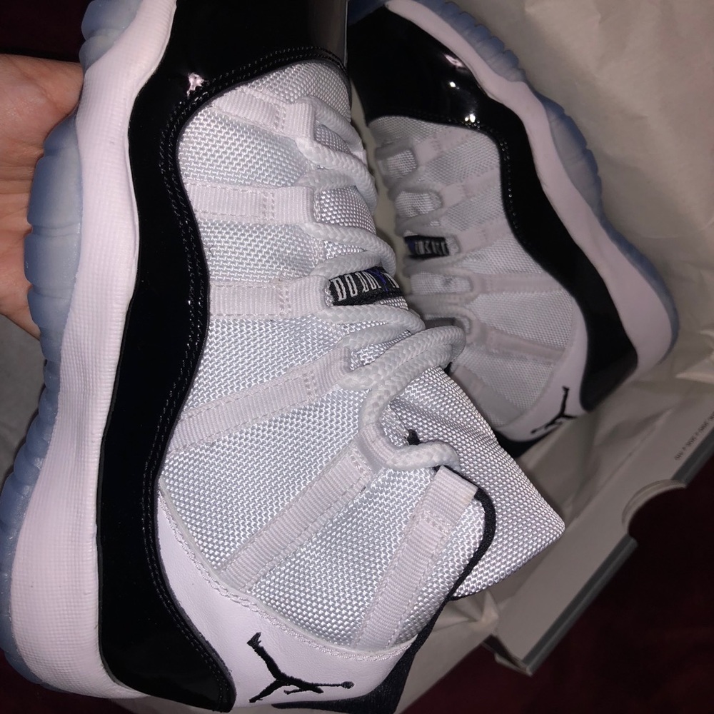 Big kids Air Jordan Retro 11 Concords (size 5)